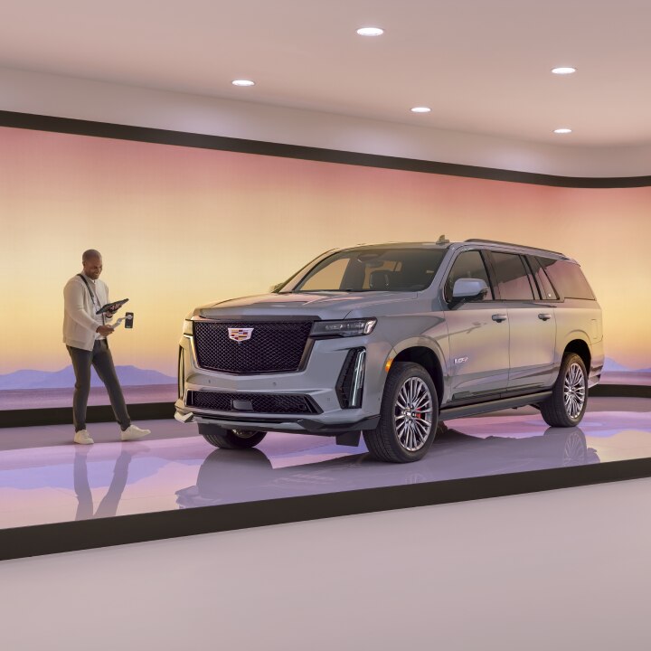 Un agente de Cadillac Live hace un recorrido por la Escalade en la sala de exposición