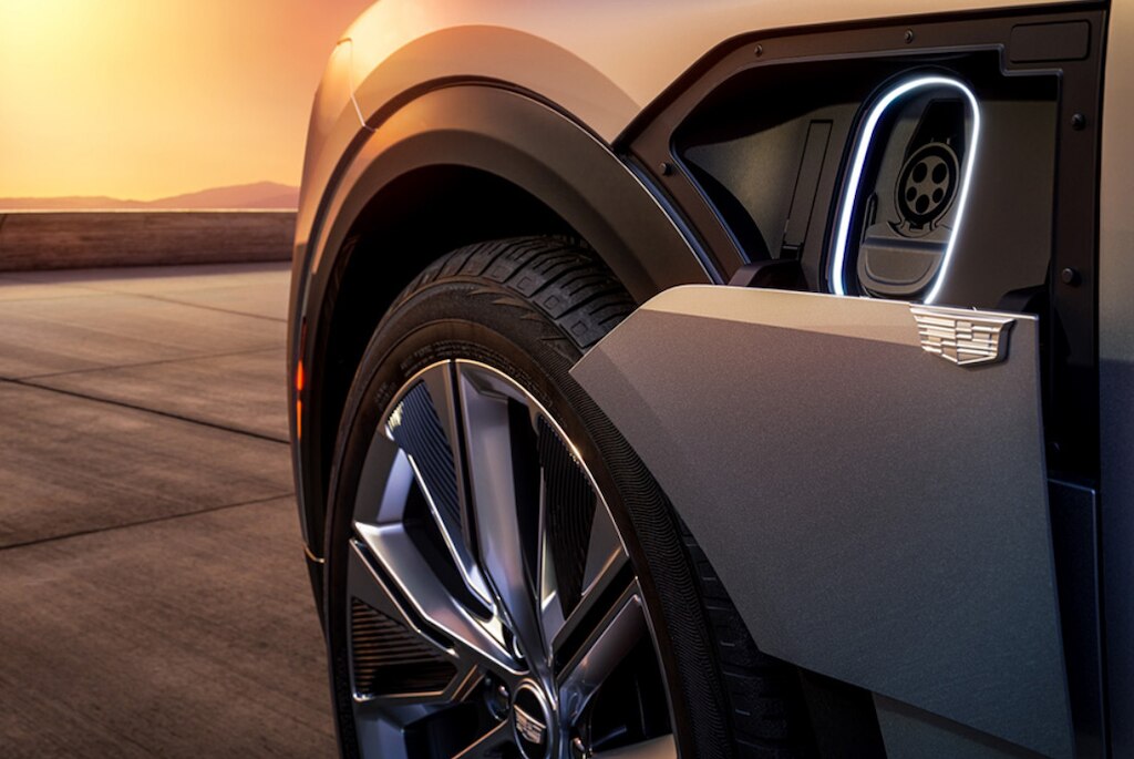 Primer plano del puerto de carga de una Cadillac Lyriq EV