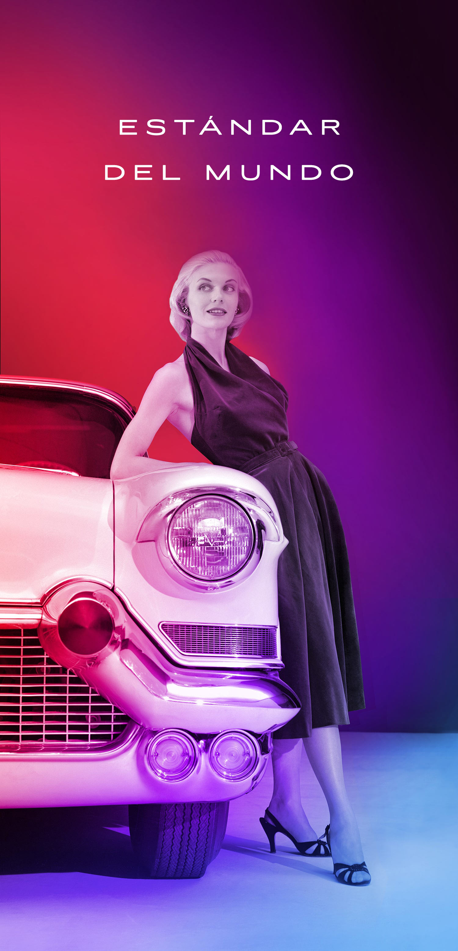 Una mujer posa apoyada en un vehículo Cadillac clásico