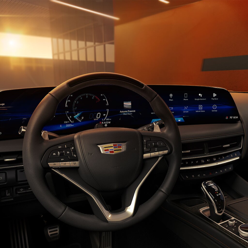 Primer plano del volante en el interior de un Cadillac CT5 2025