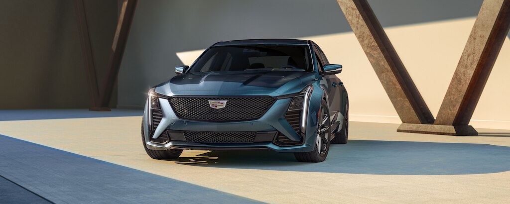 Cadillac CT5 2025 modelo Sport estacionado en un garaje de lujo