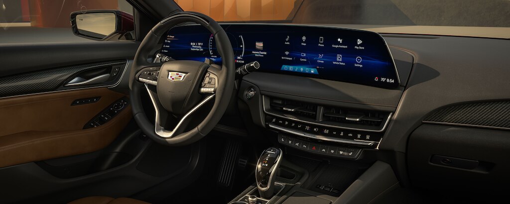 Pantalla táctil del tablero en el interior de Cadillac CT5 2025