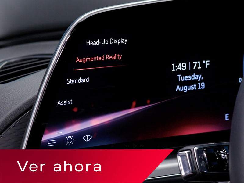 Primer plano de la función de realidad aumentada en la pantalla del tablero del conductor de una Cadillac LYRIQ