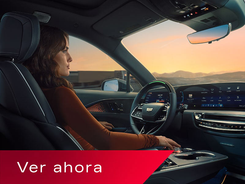 Vista del asiento del pasajero de una mujer conduciendo una Cadillac LYRIQ manos libres, ya que está utilizando la función Super Cruise