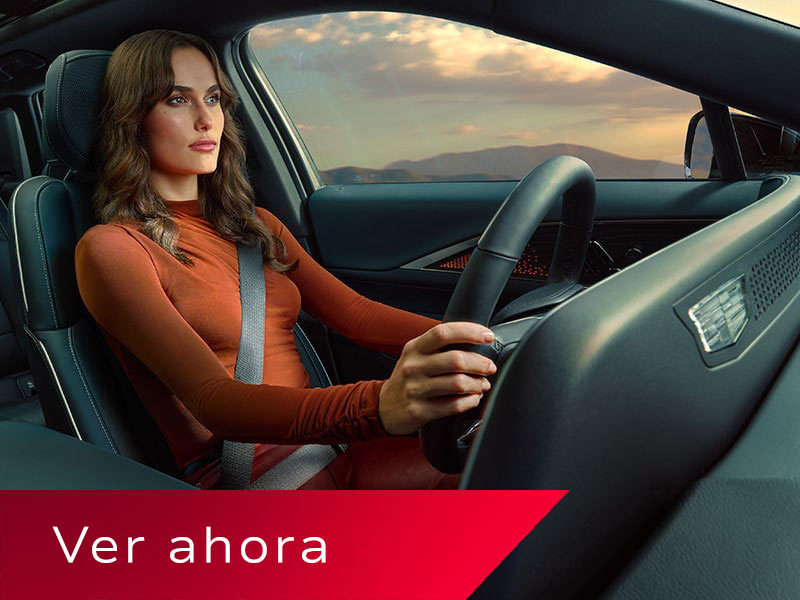 Primer plano de una mujer conduciendo una Cadillac LYRIQ