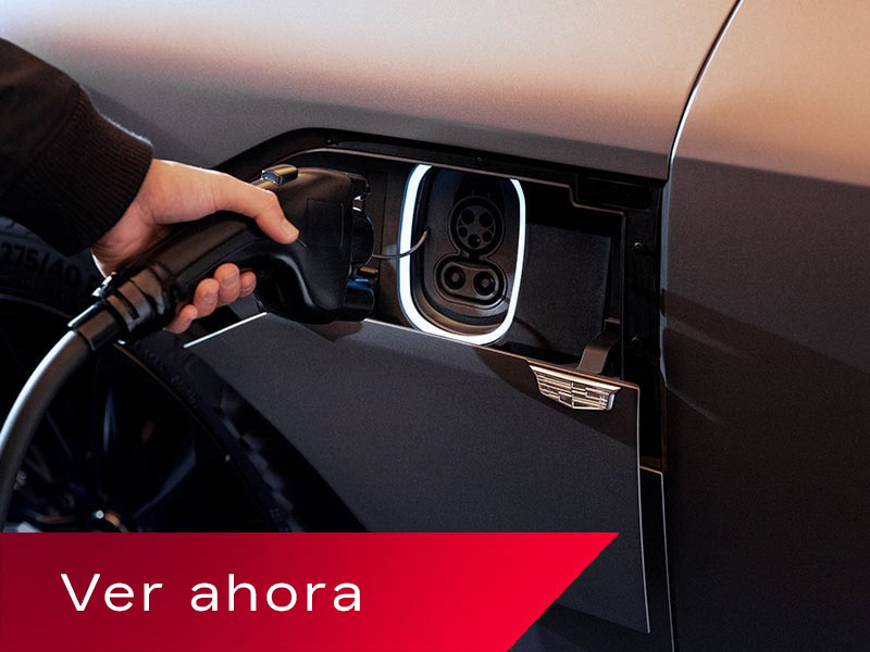 Imagen en miniatura del video que muestra una persona enchufando un conector de carga en Cadillac LYRIQ 2027.