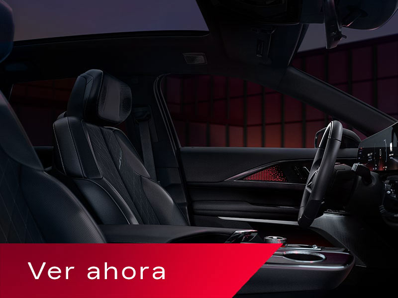 Vista lateral del lado del pasajero de los asientos con calefacción y ventilación de la Cadillac LYRIQ