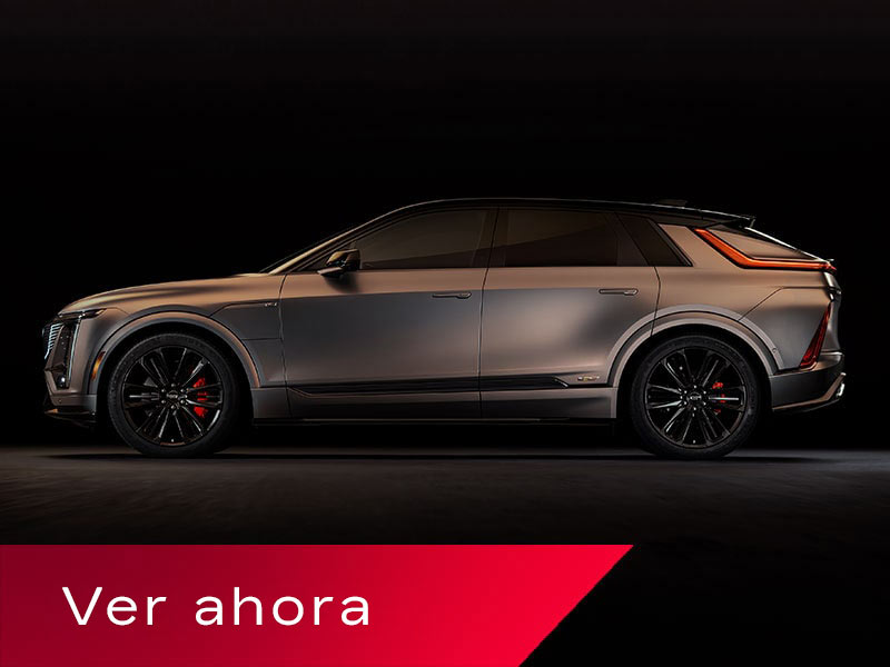 Primer plano de una mujer conduciendo una Cadillac LYRIQ