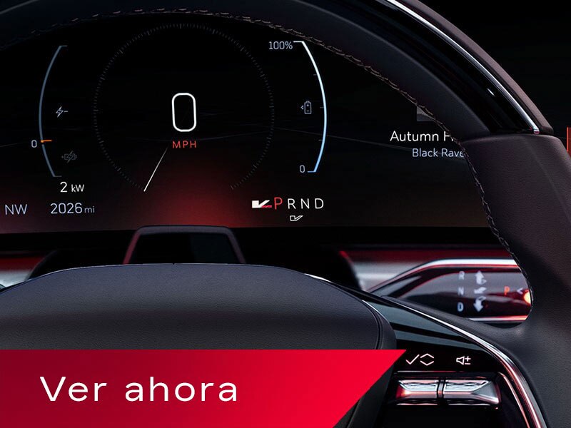 La pantalla digital del conductor de la Cadillac LYRIQ, que exhibe el torque, la velocidad y los indicadores de marcha PRND detrás del volante.