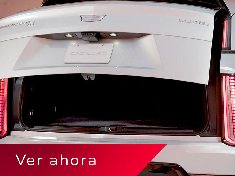 Primer plano de la apertura de la cajuela de Cadillac Escalade con la función de la compuerta trasera con detección automática
