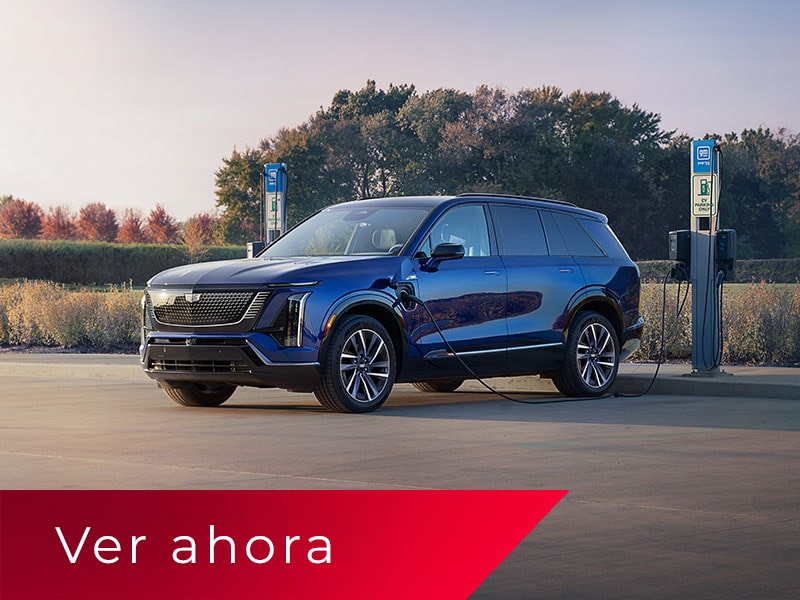Vista de medio perfil de una Cadillac VISTIQ estacionada y cargándose en un cargador público