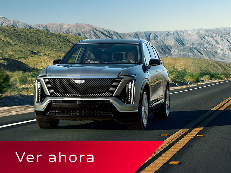 La SUV eléctrica Cadillac VISTIQ 2027 de 3 filas andando por un camino en las montañas