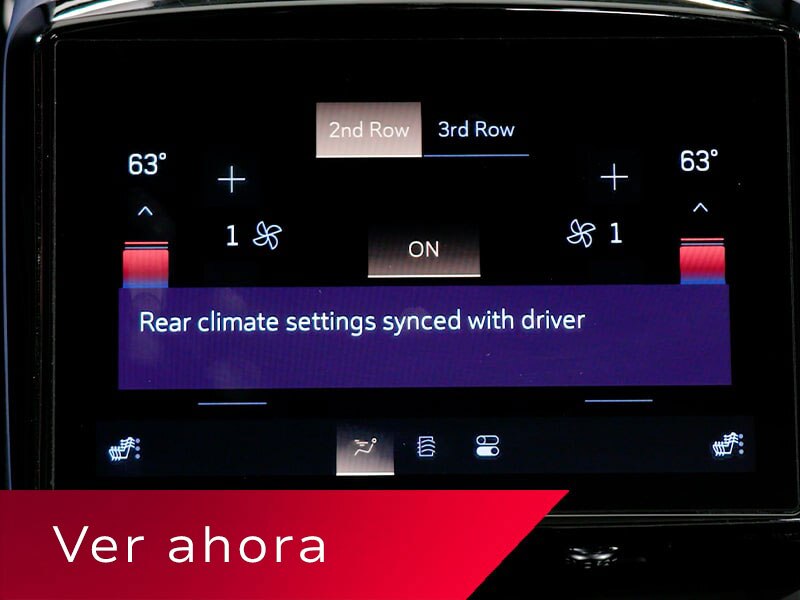 Primer plano de la pantalla de control de clima trasera de una Cadillac VISTIQ