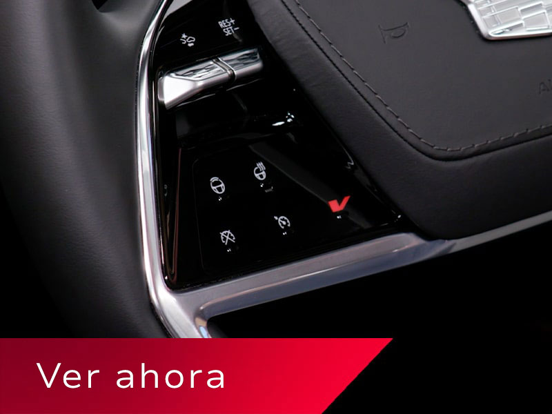 Primer plano del botón V en el volante de una Cadillac VISTIQ 2027