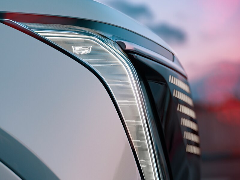 Vista lateral de cerca del faro delantero de Cadillac Escalade IQ 2025