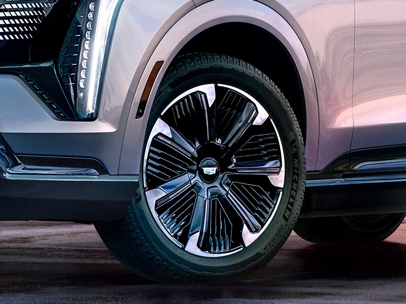 Vista en primer plano del rin de Cadillac Escalade IQ 2025