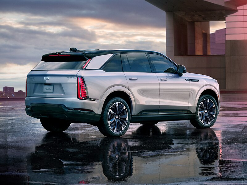 Vista trasera en ángulo lateral de Cadillac Escalade IQ 2025
