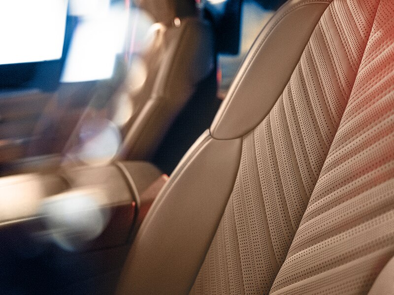 Vista de cerca de la costura del interior de Cadillac ESCALADE IQ 2025