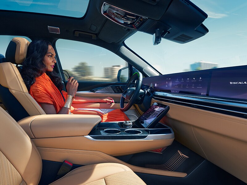 Una mujer utiliza la función Super Cruise en Cadillac ESCALADE IQ 2025
