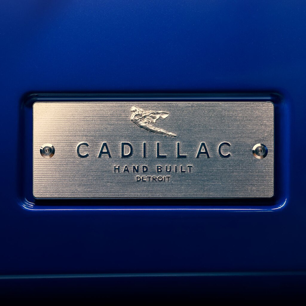 Placa de Cadillac fabricada a mano en el Cadillac CELESTIQ