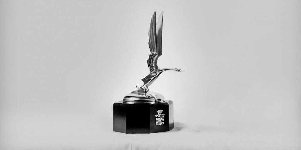 Estatua de la diosa de Cadillac en Plata de 1930 sobre base color Negro