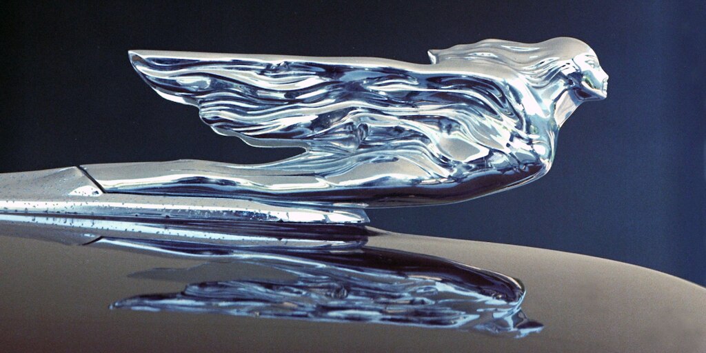 Estatua de la diosa de Cadillac en Plata de 1930 sobre base color Negro