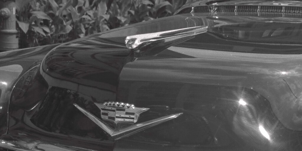 Figura de la diosa de Cadillac en el cofre del vehículo de 1950