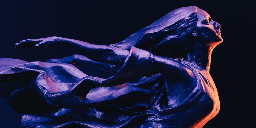 Primer plano de la figura de la diosa de Cadillac de 2023 con iluminación azul