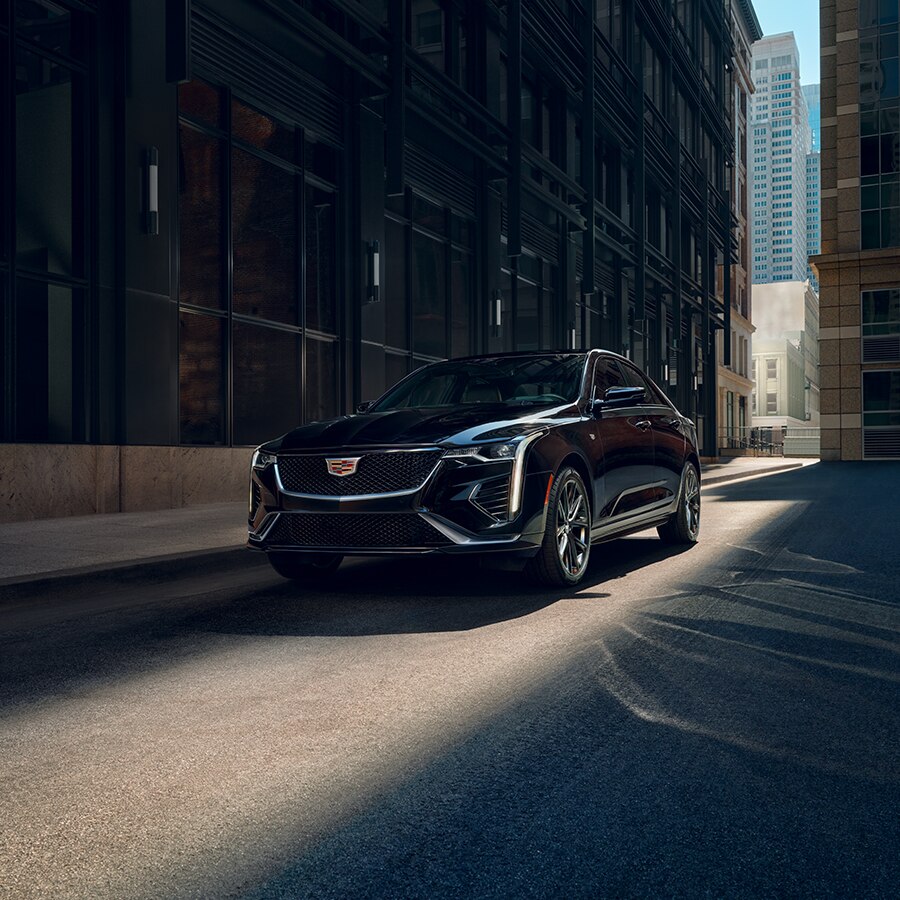 Cadillac CT4 2024 circulando por calles urbanas