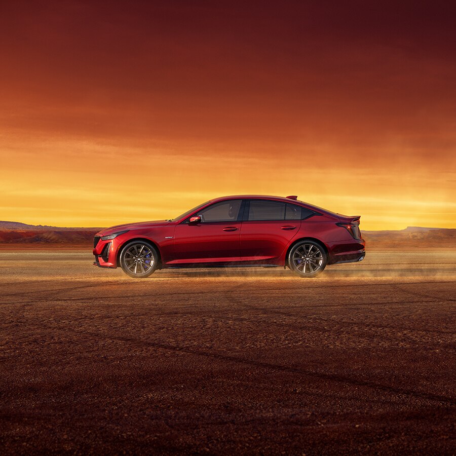 Cadillac CT5-V 2024 circulando por tierra al atardecer